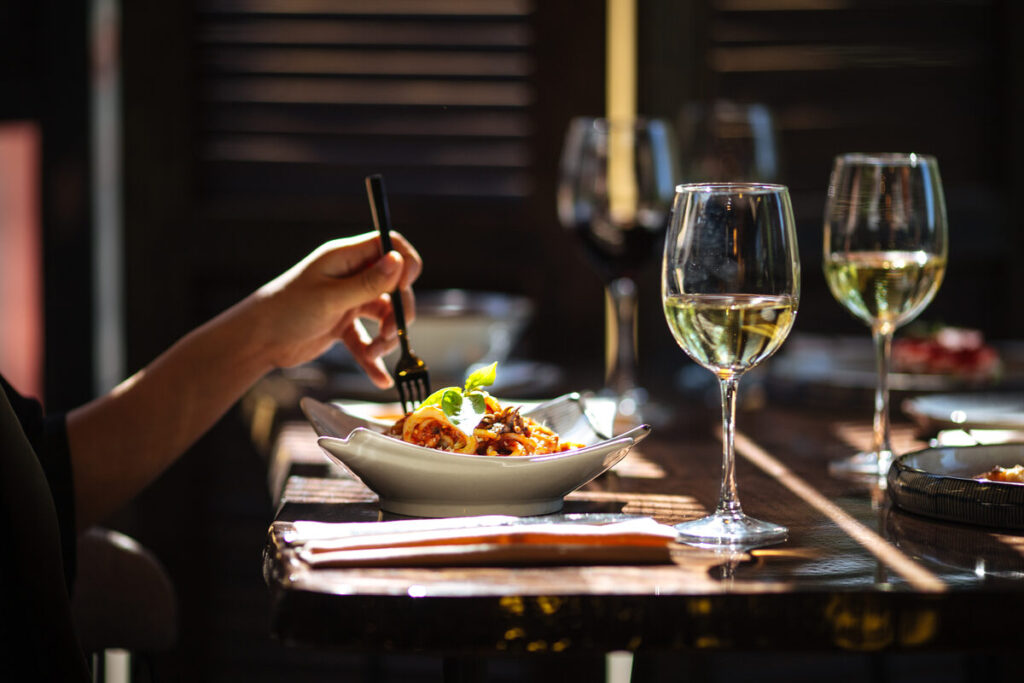 A Food Lover’s Guide to Lake Wildwood: Best Restaurants, Cozy Cafés, and Hidden Culinary Gems